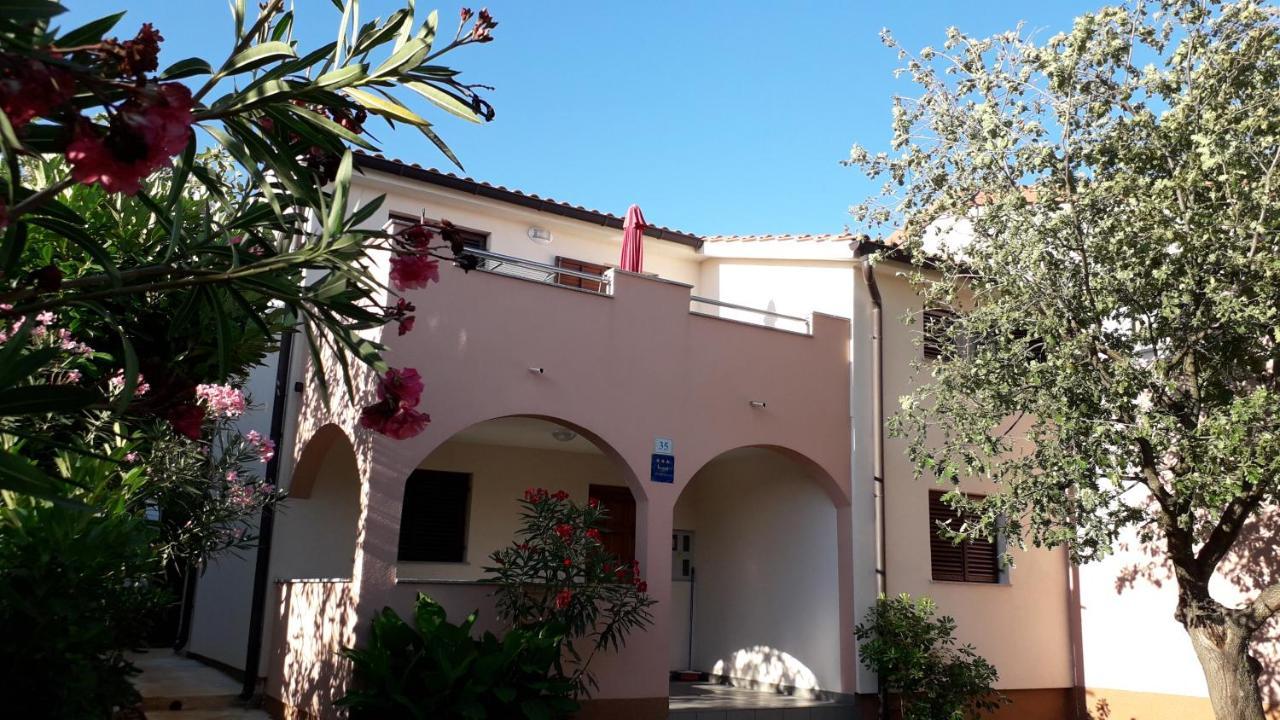 Apartmani Mia Ližnjan Buitenkant foto