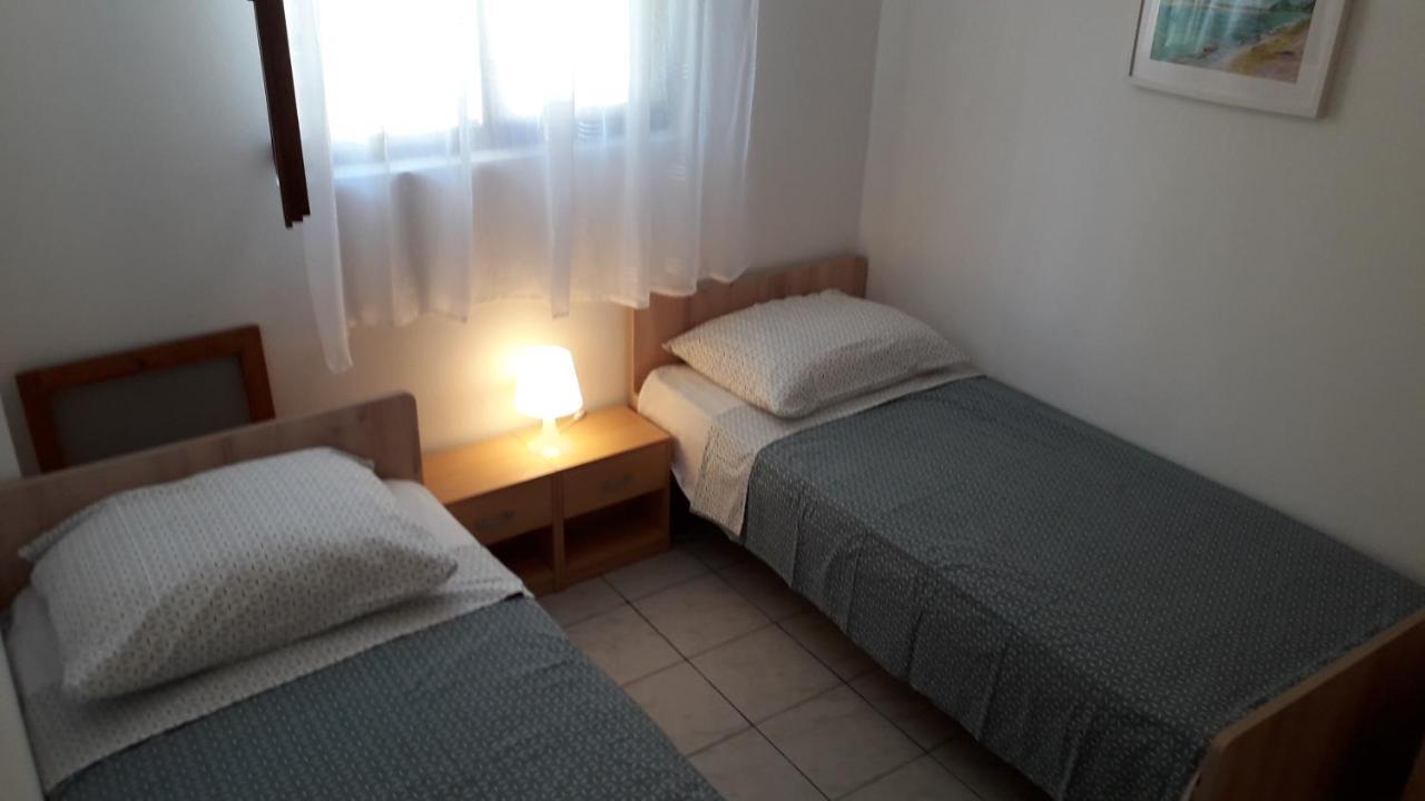 Apartmani Mia Ližnjan Buitenkant foto