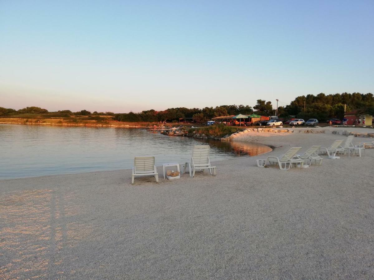 Apartmani Mia Ližnjan Buitenkant foto