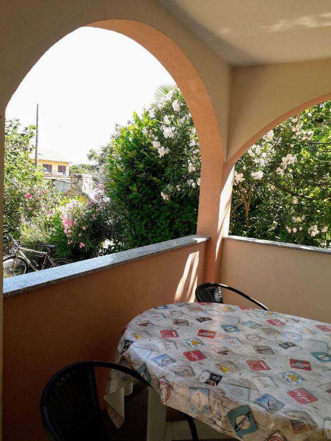 Apartmani Mia Ližnjan Buitenkant foto
