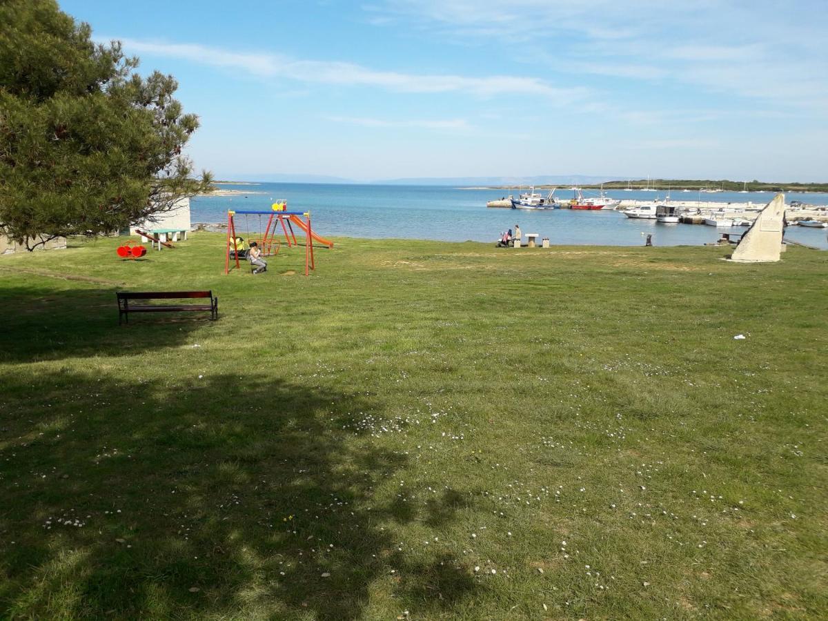 Apartmani Mia Ližnjan Buitenkant foto